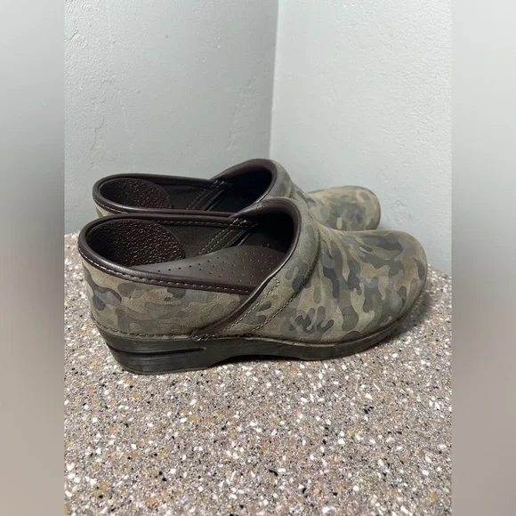 Dankso
Women's Dansko Professional
Suede Camo Soft Clogs size 39 - Picture 4 of 9